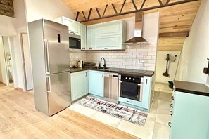 Réfrigérateur, four à micro-ondes, un four, surface de cuisson