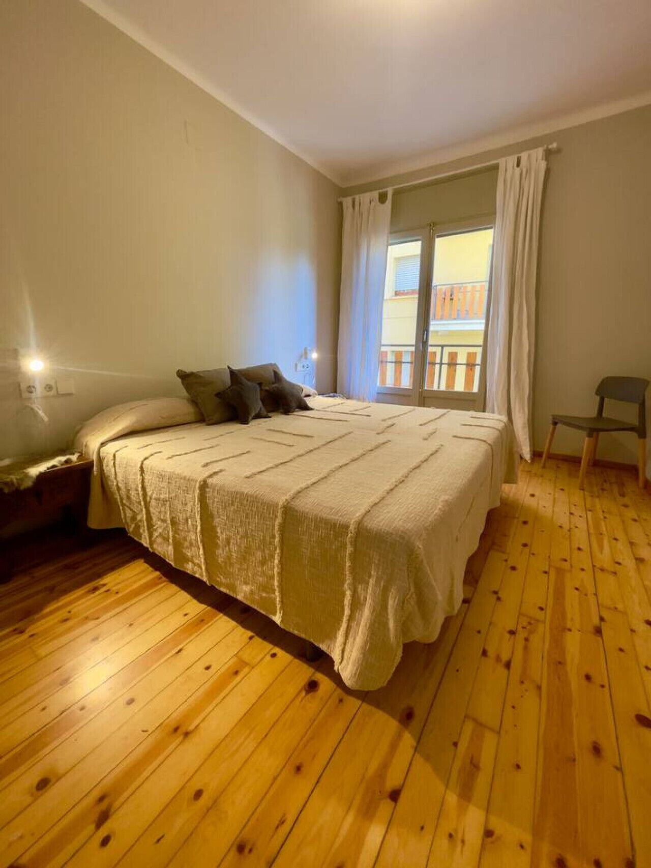 Bureau, fer et planche à repasser, lit parapluie, Wi-Fi