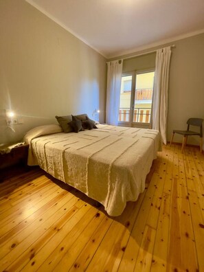 Bureau, fer et planche à repasser, lit parapluie, Wi-Fi