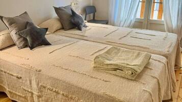 Escritorio, tabla de planchar con plancha, cuna de viaje y wifi