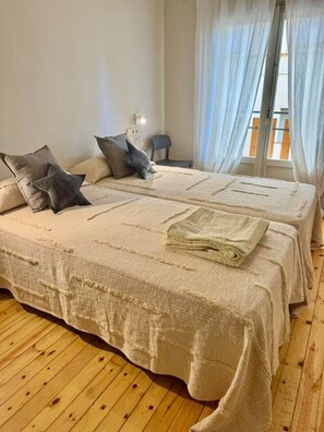 Desk, iron/ironing board, travel cot, WiFi