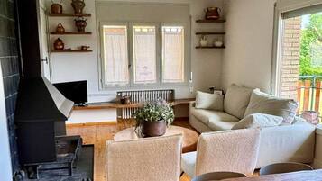 Een televisie en een open haard