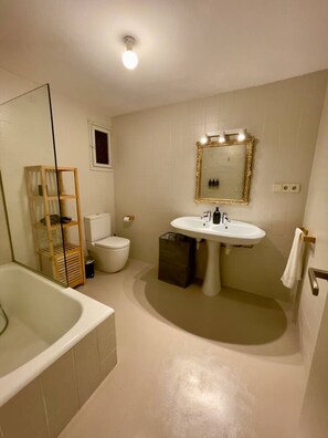 Douche, sèche-cheveux, serviettes fournies, savon