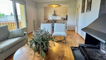 Una televisión, una chimenea