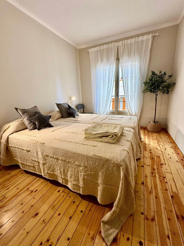 3 chambres, fer et planche à repasser, Wi-Fi, draps fournis