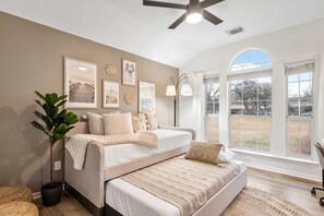 4 habitaciones, escritorio, tabla de planchar con plancha y wifi 