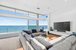 Televisio, videopelejä, työhuone