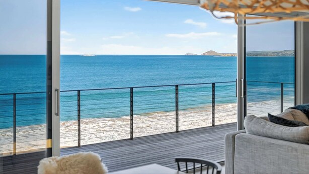 A balcony with a view of the sea and a distant island. - 7 Boomer Drive, Port Elliot (Port Elliot)