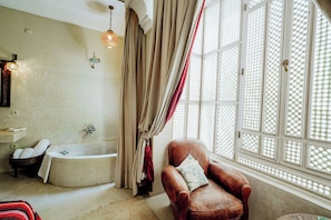 Chambre Musique | In-room safe, free WiFi