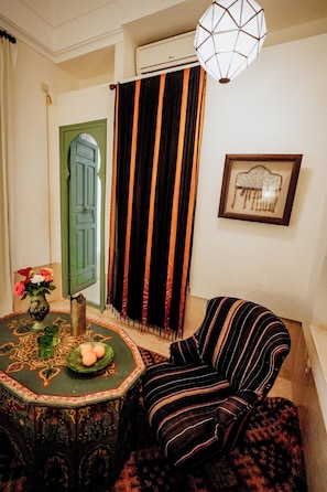 Chambre Broderie | In-room safe, free WiFi