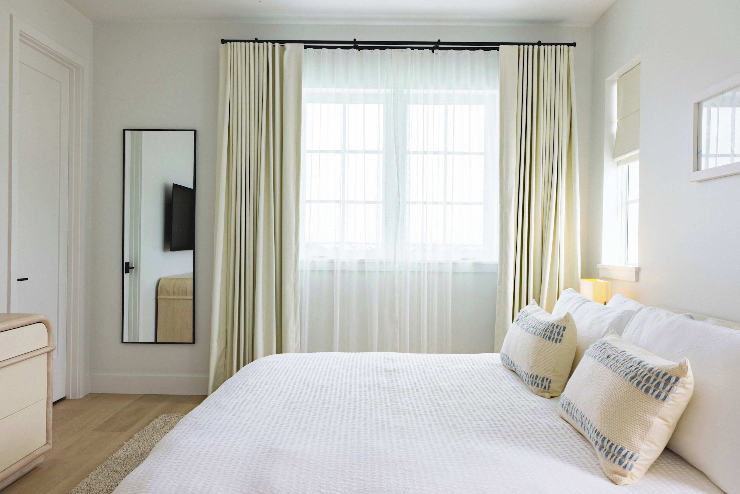 6 bedrooms, iron/ironing board, WiFi, bed sheets
