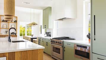 Coffee/tea maker, fridge, microwave, oven