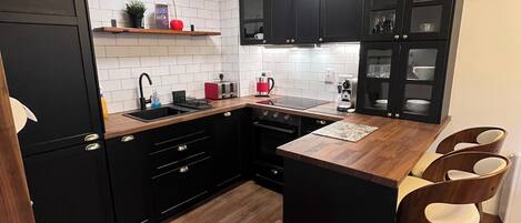 Een microgolfoven, een oven, een kookplaat, een vaatwasser