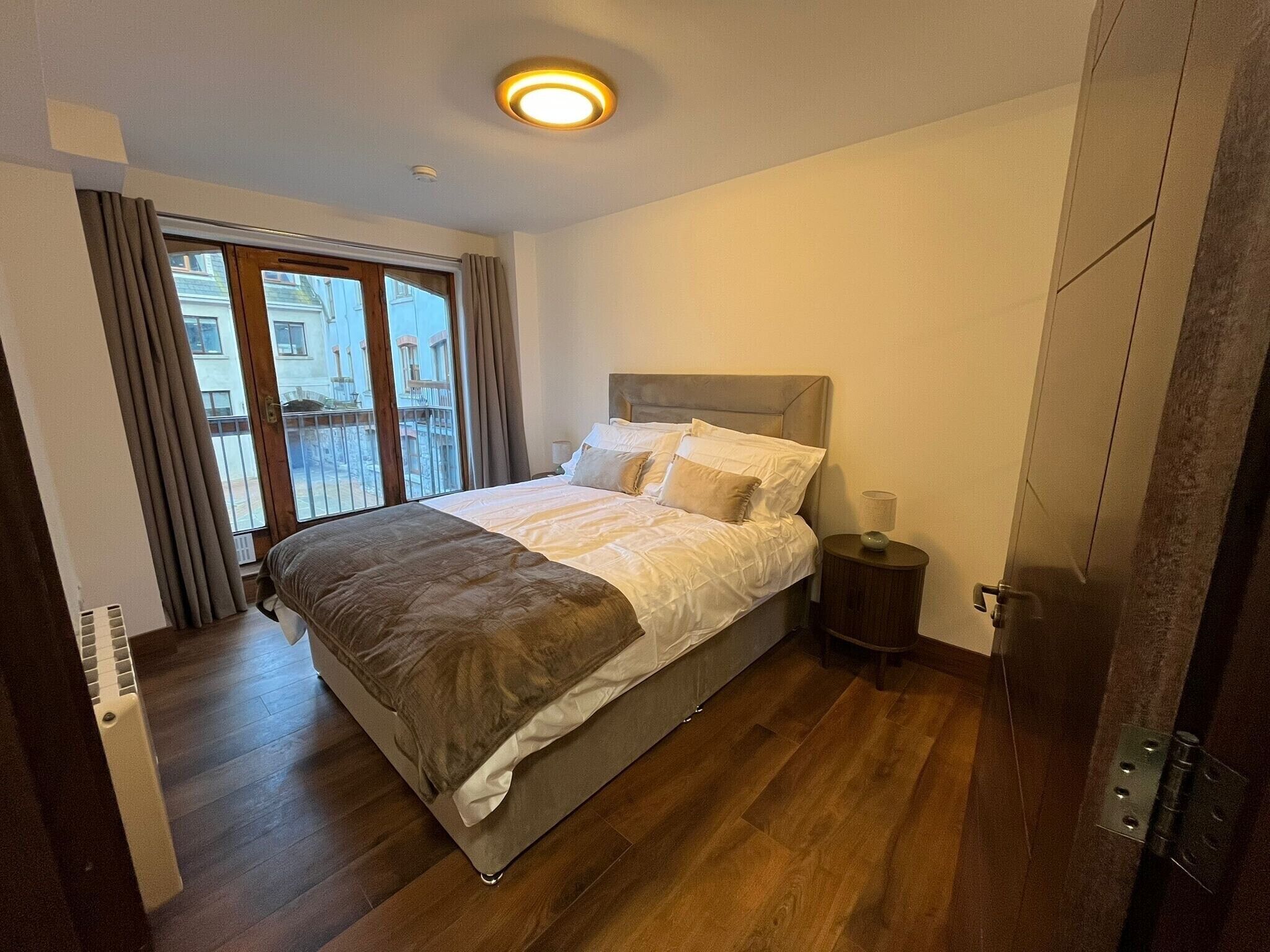 2 dormitorios, tabla de planchar con plancha, wifi y ropa de cama