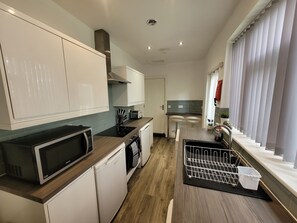 Private kitchen - 💼 Basford House | 3BR, 2BA Home with WiFi & Smart TVs | Sleeps 5 (Stoke-on-Trent)