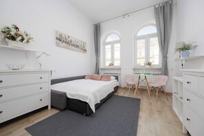 Iron/ironing board, travel crib, WiFi, bed sheets