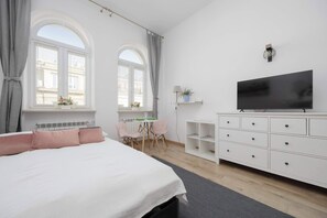 Iron/ironing board, travel crib, WiFi, bed sheets