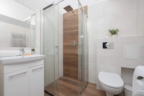 Douche, sĂšche-cheveux, serviettes fournies, shampoing