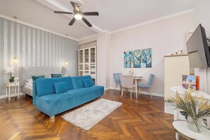 TV, offices - Paulińska 18 | Krakow | Charming Studio | Air-conditioned | Workspace | Close to Kazimierz (Kraków)