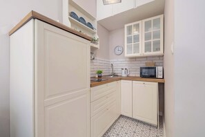 Fridge, microwave, stovetop, dishwasher - Paulińska 18 | Krakow | Charming Studio | Air-conditioned | Workspace | Close to Kazimierz (Kraków)