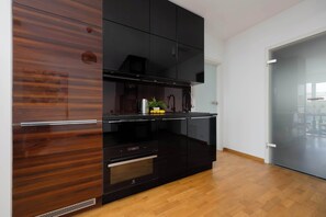 Réfrigérateur, un four, surface de cuisson, lave-vaisselle