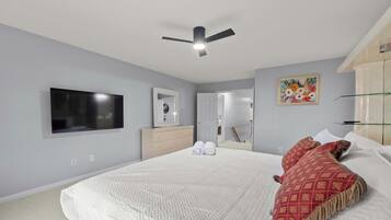 5 habitaciones, escritorio y tabla de planchar con plancha