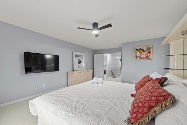 5 chambres, bureau, fer et planche à repasser, lit de bébé portatif