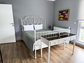 3 Schlafzimmer, Zimmersafe, Schreibtisch, Bügeleisen/Bügelbrett