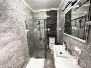 Dusche, umweltfreundliche Kosmetikartikel, Haartrockner, Handtücher