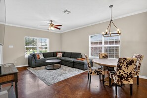 Maison, 4 chambres | Coin séjour | TV connectée, services de streaming