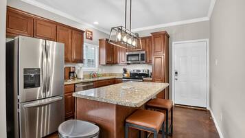 House, 4 Bedrooms | Private kitchen | Fridge, oven, coffee/tea maker