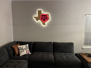 Living area - Game Day Getaway Near Texas A&m 4 Bedroom Home (College Station)