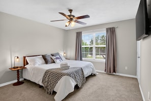 4 bedrooms, desk, laptop workspace, iron/ironing board - Game Day Getaway Near Texas A&m 4 Bedroom Home (College Station)