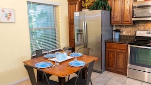 Appartement, 2 chambres | Cuisine privée | Réfrigérateur, four, cafetière/bouilloire, grille-pain