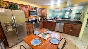 Apartment, 2 Schlafzimmer | Eigene Küche | Kühlschrank, Ofen, Wasserkocher mit Kaffee-/Teezubehör, Toaster