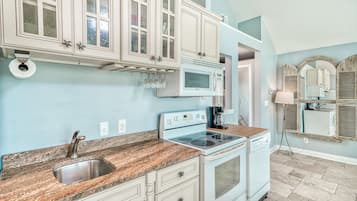 Condo, 1 Bedroom | Private kitchen