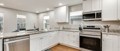 House, 5 Bedrooms | Private kitchen | Fridge, oven, coffee/tea maker, toaster