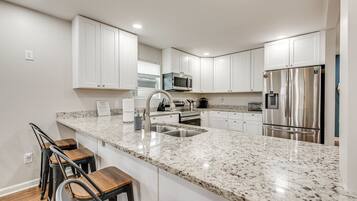 House, 5 Bedrooms | Private kitchen | Fridge, oven, coffee/tea maker, toaster