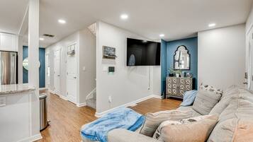 House, 5 Bedrooms | Living area