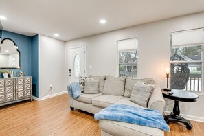 House, 5 Bedrooms | Living area