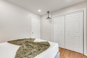 5 bedrooms, laptop workspace, iron/ironing board, free WiFi