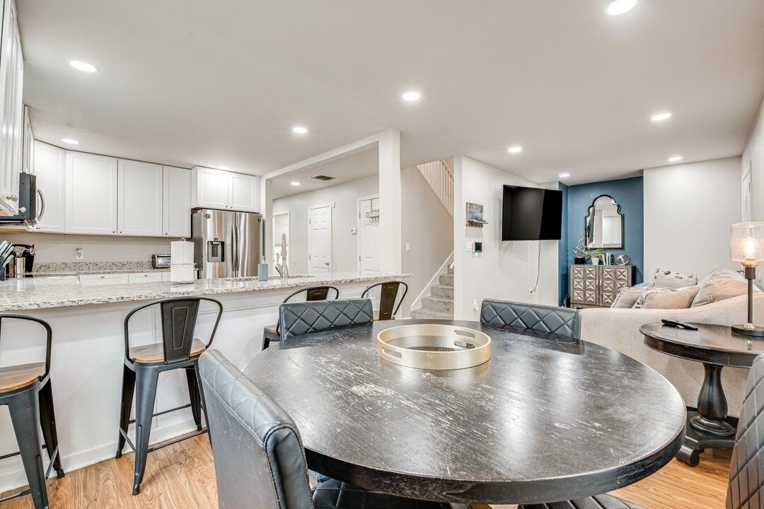 House, 5 Bedrooms | Tempat makan