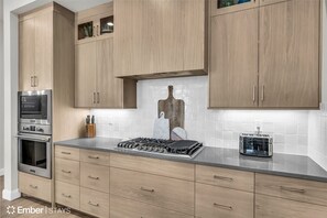 冷蔵庫、電子レンジ、オーブン、コンロ