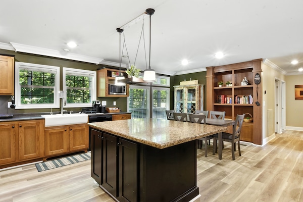 Cabin, 3 Bedrooms | Dining