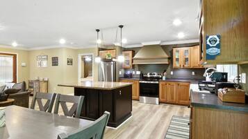 Cabin, 3 Bedrooms | Private kitchen | Fridge, oven, coffee/tea maker, toaster