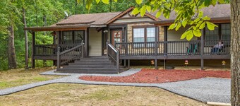 Cozy Cove Escape - Lakeside Retreat 3 Bedroom Cabin