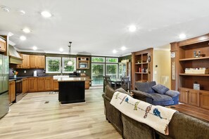 Cabin, 3 Bedrooms | Ruang tamu | TV Pintar, perkhidmatan penstriman