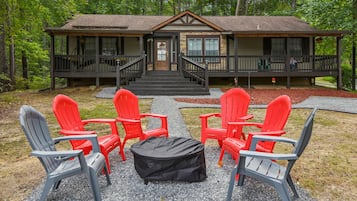 A lodge with a porch, outdoor seating, and a covered area.