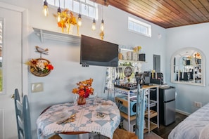 Cabin, 1 Bedroom | Dining