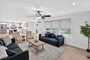 Casa, 5 habitaciones | Área de sala de estar | Smart TV y servicios de streaming 